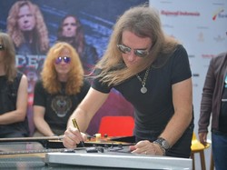 Lawan COVID-19, Lelang Gitar Bertanda Tangan Megadeth Tembus Rp 100 Juta