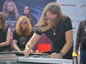 Lawan COVID-19, Lelang Gitar Bertanda Tangan Megadeth Tembus Rp 100 Juta Lawan COVID-19, Lelang Gitar Bertanda Tangan Megadeth Tembus Rp 100 Juta