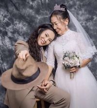 Ada Kisah Haru di Balik Wanita Pakai Jas Bikin Foto Pernikahan dengan Ibu