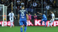 Empoli mengejutkan Juve dengan mencetak gol lebih dulu. Francesco Caputo menjebol gawang Juve di menit ke-28. Foto: Jennifer Lorenzini/Reuters