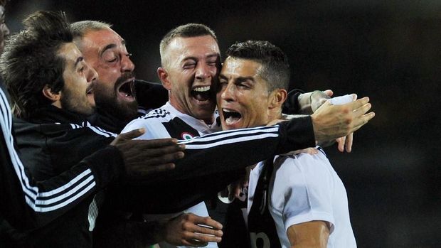 Cristiano Ronaldo merayakan gol yang ia cetak ke gawang Empoli.