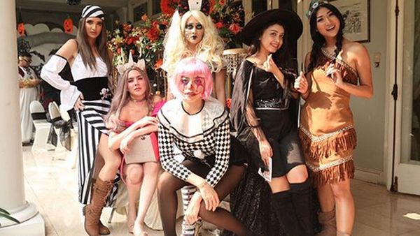 Nia Ramadhani Bajak Laut, Jessica Iskandar Badut