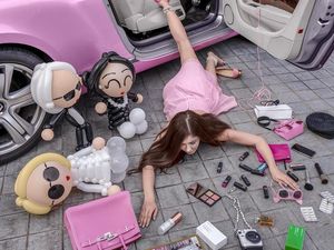 Saat Para Crazy Rich Asian Pamer Kekayaan Lewat Tren Foto Tersungkur Saat Para Crazy Rich Asian Pamer Kekayaan Lewat Tren Foto Tersungkur