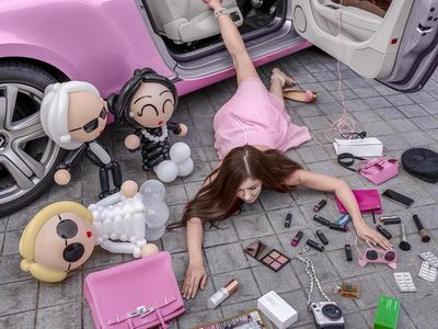 Saat Para Crazy Rich Asian Pamer Kekayaan Lewat Tren Foto Tersungkur