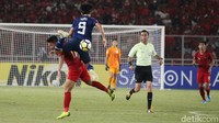 Babak kedua dimulai dengan guyuran hujan deras.