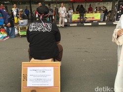 Berkaus Kalimat Tauhid, Pria Ini Curi Perhatian di CFD Bundaran HI