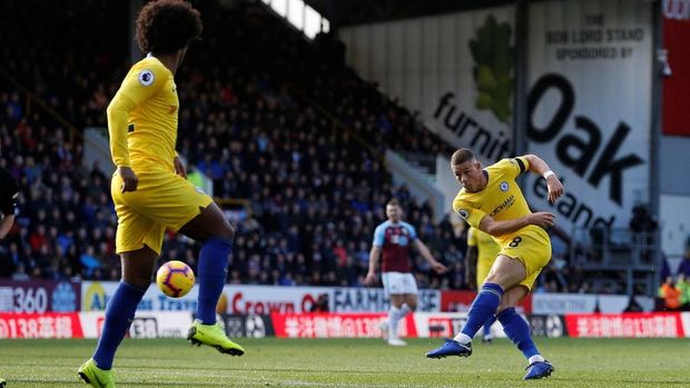 Chelsea menguntit di posisi kedua.