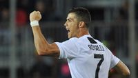 Cristiano Ronaldo bobol gawang Man United lewat tendangan voli.