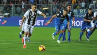 Juve baru menyamakan skor di menit ke-54 lewat eksekusi penalti Cristiano Ronaldo. Juve mendapat penalti setelah Paulo Dybala dilanggar oleh Ismael Bennacer. Foto: Jennifer Lorenzini/Reuters