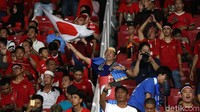 Tak lupa bendera khas jepang juga dikibarkan para suporter ini.