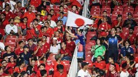Para penonton Jepang ini berada di tengah ribuan suporter Indonesia.