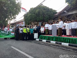 Jokowi Lepas Kirab Hari Santri Nasional di Sidoarjo