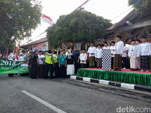 Jokowi Lepas Kirab Hari Santri Nasional di Sidoarjo Jokowi Lepas Kirab Hari Santri Nasional di Sidoarjo