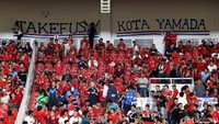 Berbagai macam atribut juga dibawa oleh sejumlah suporter Jepang.