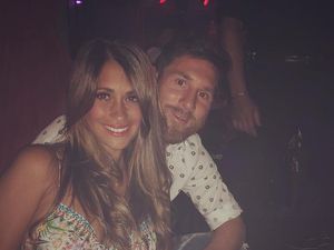 5 Pesepakbola Ini Kepincut Fans Sendiri, Termasuk Lionel Messi