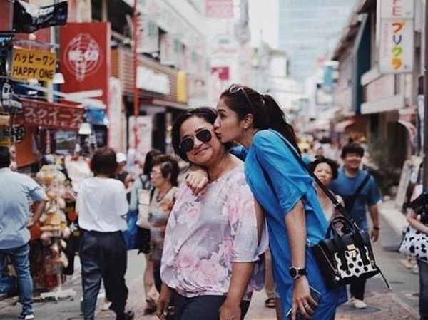 Hangatnya Kedekatan Mikha Tambayong dengan Sang Bunda
