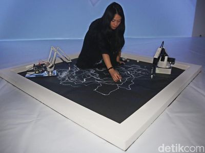 Seniman Ini Kolaborasikan Seni dan Tangan Robot