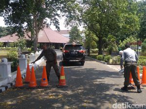 KPK Geledah Rumah Dinas Bupati Cirebon