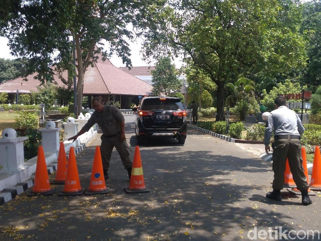 KPK Geledah Rumah Dinas Bupati Cirebon KPK Geledah Rumah Dinas Bupati Cirebon