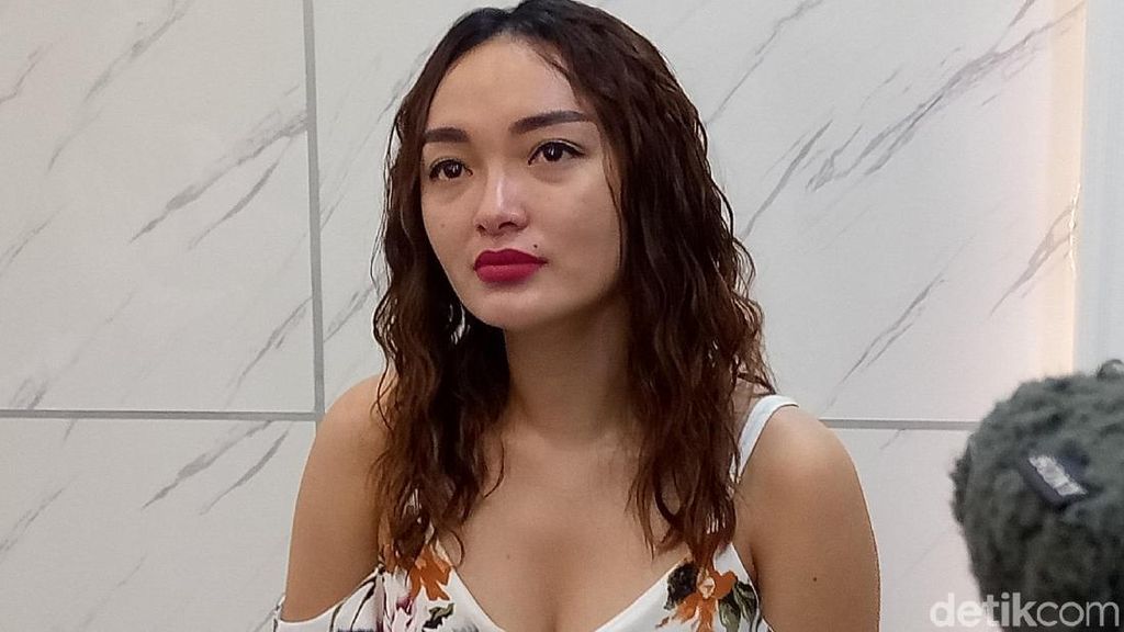 Zaskia Gotik Menangis Batal Nikah Lagi Zaskia Gotik Menangis Batal Nikah Lagi