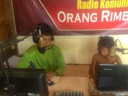Perkenalkan Sepinta, Penyiar Radio Pencerah Suku Pedalaman Jambi