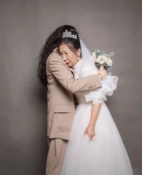 Ada Kisah Haru di Balik Wanita Pakai Jas Bikin Foto Pernikahan dengan Ibu