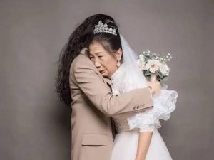 Bikin Foto Pernikahan dengan Ibu, Kisah Haru Wanita Pakai Jas Pria Ini Viral