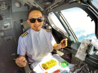 Intip Momen Kulineran Pilot Ganteng Rizka Triansyah Bersama Keluarga