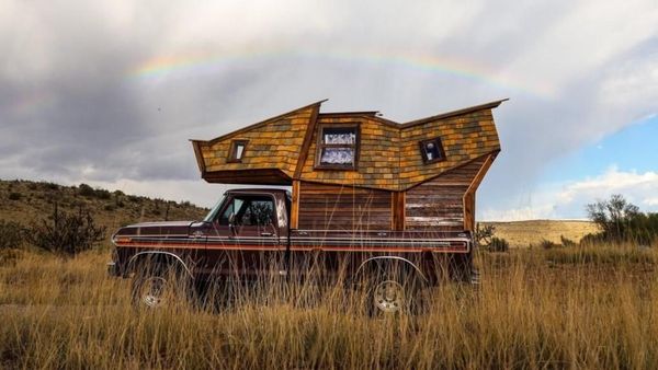Pasangan Ini Berhasil Sulap Truk jadi Rumah Kayu Berjalan