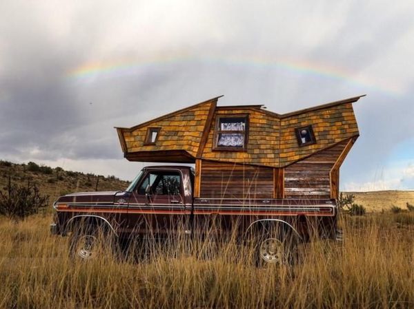 Pasangan Ini Berhasil Sulap Truk jadi Rumah Kayu Berjalan
