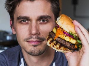 Yuk, Kenalan Sama Chef dan Model Ganteng Antoni Porowski!