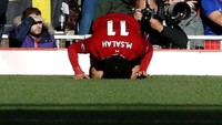 Bintang Liverpool Mohamed Salah selalu bersujud syukur usai mencetak gol. Salah tampil mentereng di musim 2018/19 dengan torehan 23 gol plus 11 assist di semua kompetisi. Foto: Russell Cheyne/REUTERS