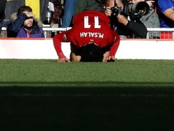 Mohamed Salah merayakan gol ke gawang Cardiff City. Dalam kemenangan Liverpool dengan skor 4-1, Salah bikin satu gol dan dua assist. (Russell Cheyne/REUTERS)