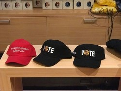 Atribut Vote 02 Dijual di Acara Enterpreneur yang Dihadiri Sandi