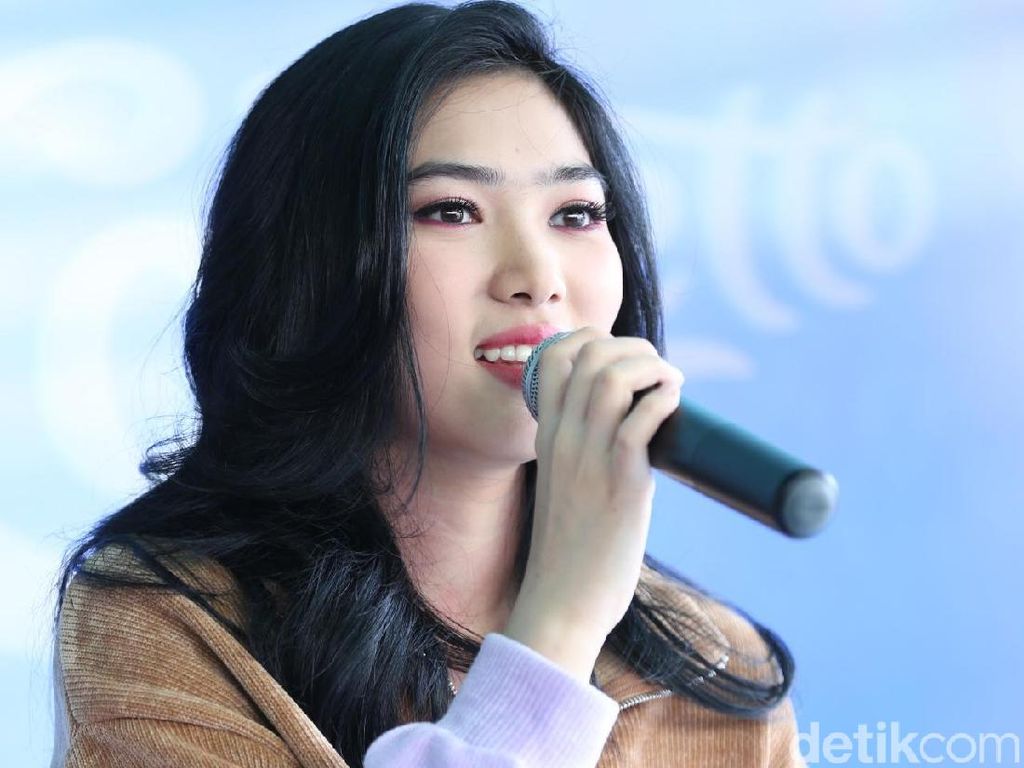 Bakat Menyanyi Isyana Sarasvati yang Sudah Terasah Sejak Kecil Bakat Menyanyi Isyana Sarasvati yang Sudah Terasah Sejak Kecil