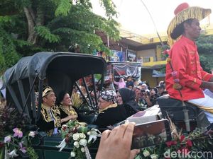 Festival Keraton, Jokowi-Iriana Berpakaian Bagai Raja-Ratu Jawa