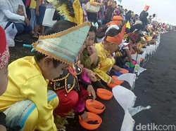Lucunya Tingkah Anak-anak Banyuwangi Lepas Tukik di Hari Sumpah Pemuda