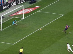 Suarez tak menyia-nyiakan kesempatan tersebut dan membawa Barcelona memimpin 2-0. (Foto: Sergio Perez/REUTERS)