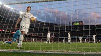 Madrid pun pada akhirnya harus mengakui kemenangan telak Barcelona dengan skor 1-5. (Foto: Paul Hanna/REUTERS)