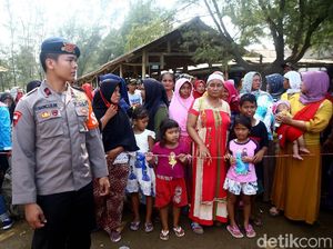 Proses Evakuasi Masih Berlangsung, Warga Padati Pantai Tanjung Pakis