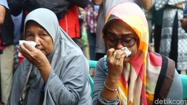 Ekspresi Keluarga Saat Cari Info Korban Lion Air Jatuh