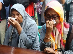 Ekspresi Keluarga Saat Cari Info Korban Lion Air Jatuh