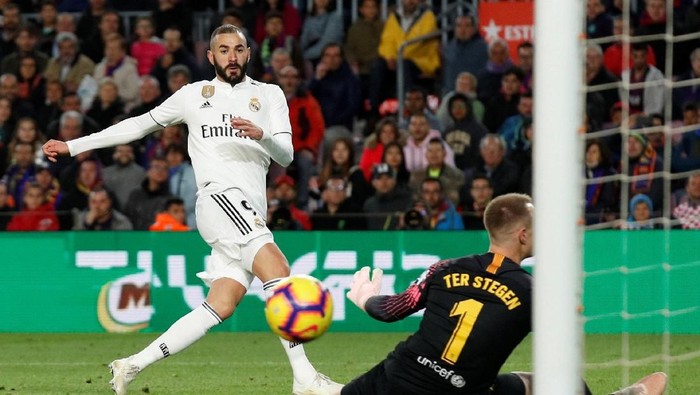 Barcelona vs Real Madrid - El Clasico Soccer Football - La Liga Santander - FC Barcelona v Real Madrid - Camp Nou, Barcelona, Spain - October 28, 2018  Real Madrid's Karim Benzema shoots at goal  REUTERS/Albert Gea