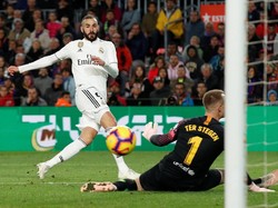 Madrid juga punya kesempatan untuk menipiskan selisih skor. Misalnya melalui peluang Karim Benzema ini, yang pada akhirnya malah melebar. (Foto: Albert Gea/Reuters)