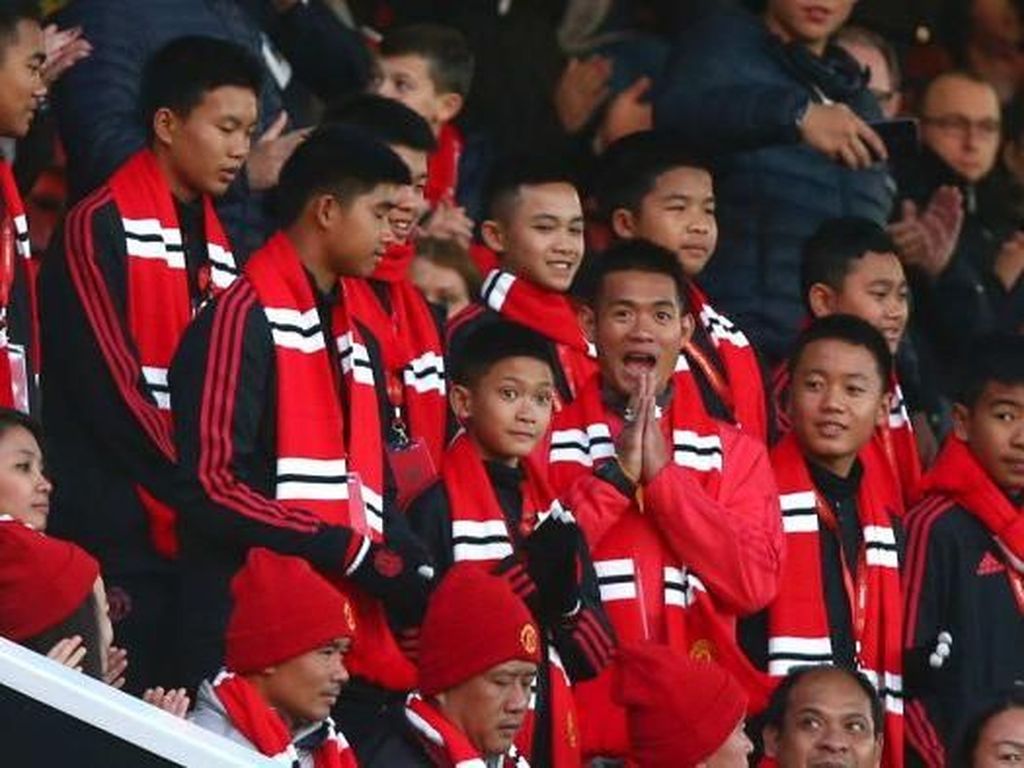 Tim Sepakbola Remaja Gua Thailand Nonton MU di Old Traffford Tim Sepakbola Remaja Gua Thailand Nonton MU di Old Traffford