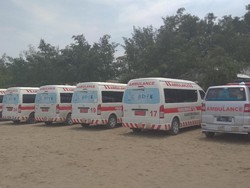 Ambulans Berderet di Pantai Karawang Dekat Lokasi Jatuhnya Lion Air