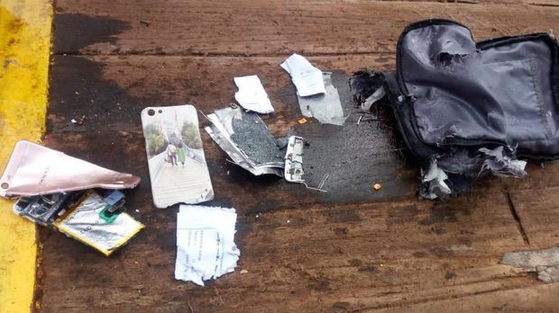 Sejumlah barang yang ditemukan di lokasi dugaan pesawat Lion Air JT-610 jatuh.