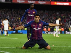 Luis Suarez merayakan keberhasilannya mencatat hat-trick ke gawang Madrid. (Foto: David Ramos/Getty Images)