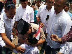 Momen Prabowo Peluk dan Cium Santri Ponpes Assodiqiyah Semarang