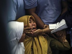 Tangisan Tersedu-sedu Keluarga Korban Lion Air